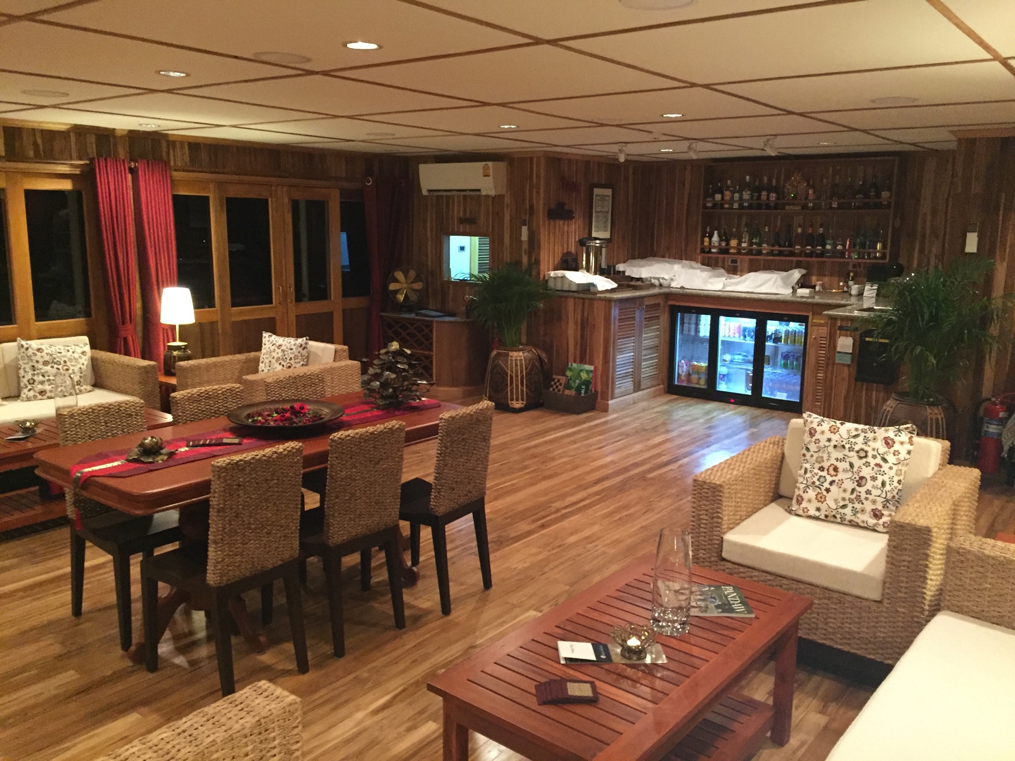 Pandaw RV Champa Pandaw Bar Lounge 2.jpg